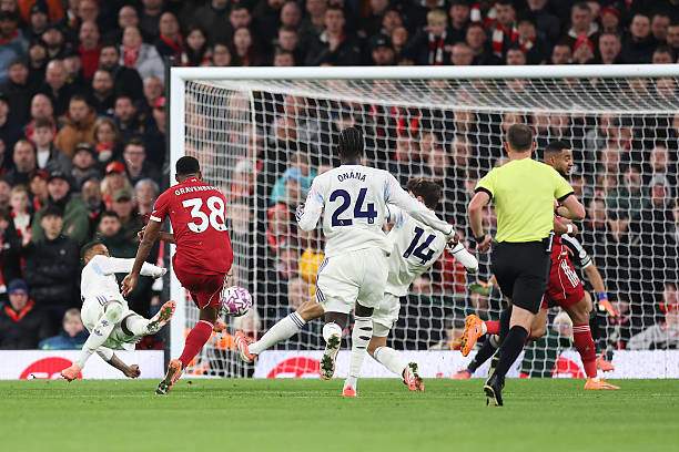 Gravenberch sút xa đổi hướng thành bàn cho Liverpool ở phút 58
