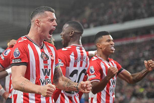 Granit Xhaka và các đồng đội Sunderland giải cứu 1 điểm trước Arsenal&nbsp;để tiếp tục cuộc đua top 5