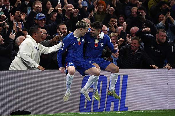Garnacho và Pedro Neto ăn mừng bàn thứ 3 của Chelsea