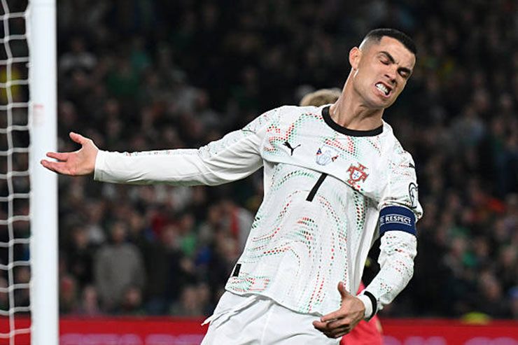 Ronaldo đánh nguội, bị thẻ đỏ và Bồ Đào Nha thua trận