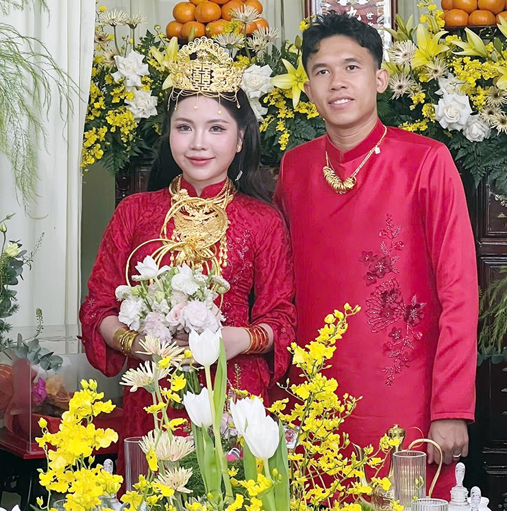 Minh Khoa cưới cô chủ tiệm vàng.