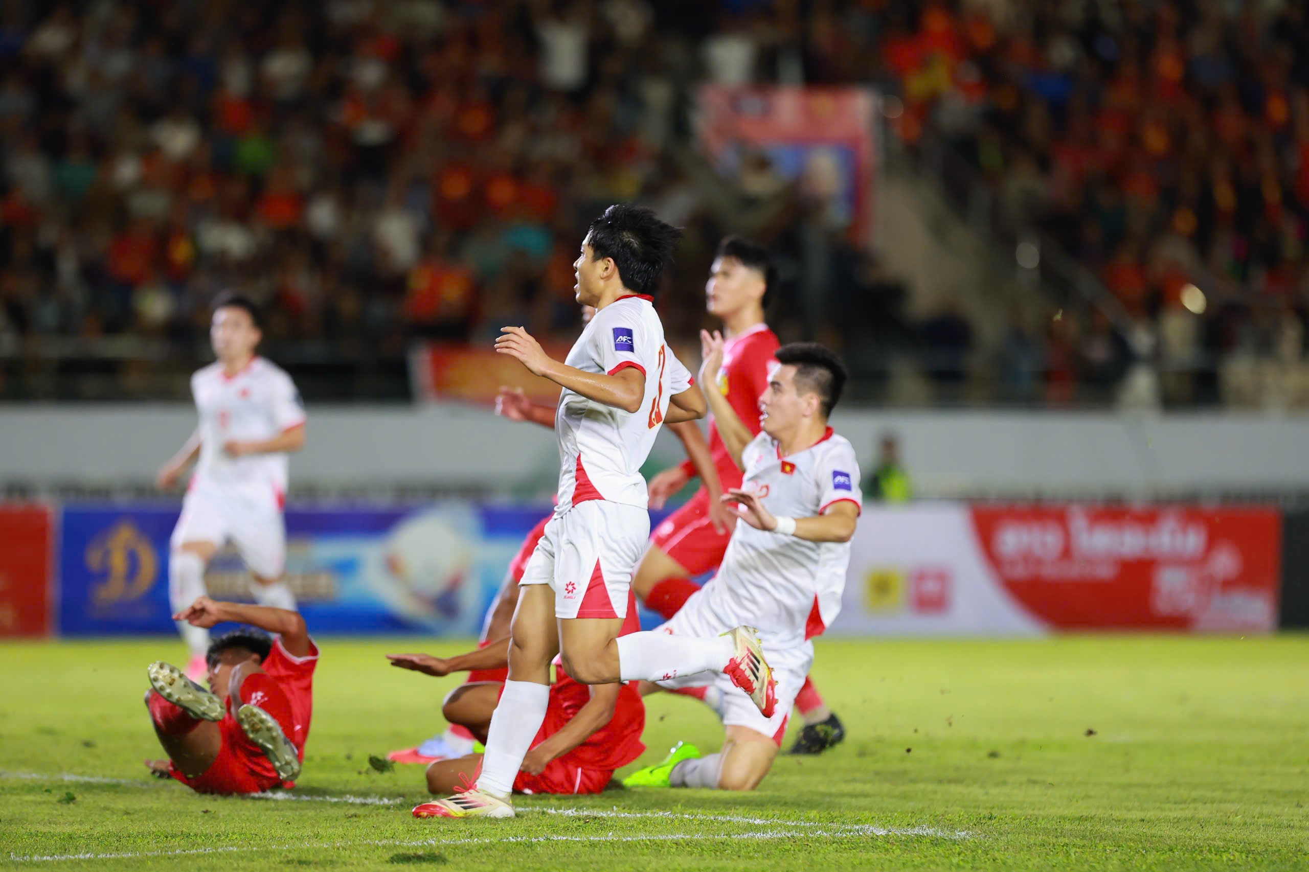 Video bóng đá Lào - Việt Nam: Tiếc nuối liên hoàn (Vòng loại Asian Cup) - 2