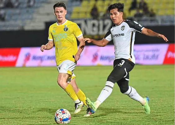 Ubaidullah Shamsul Fazili (phải) đang thi đấu tại Malaysia Super League