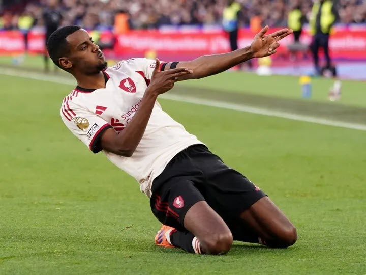 Isak đã ghi bàn đầu tiên ở Premier League cho Liverpool
