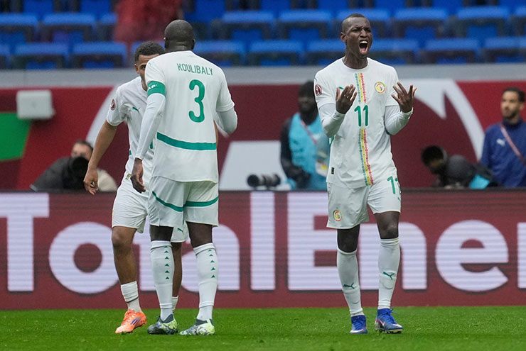 Nicolas Jackson (phải) ghi cú đúp giúp Senegal thắng nhẹ