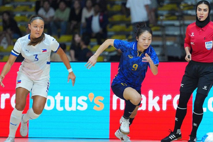 Tuyển nữ futsal Thái Lan (áo xanh) tiếp tục thắng đậm Philippines