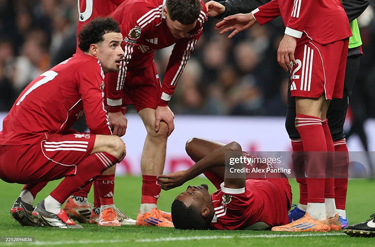 Cập nhật chấn thương Isak: Liverpool lo ngại "bom tấn" 125 triệu bảng gãy chân - 6