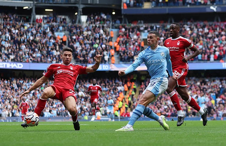 Man City (áo xanh) hướng đến chiến thắng trước Nottingham Forest