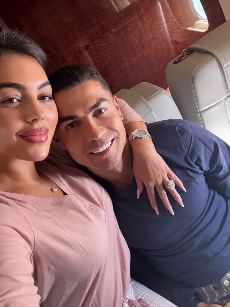 Georgina hạnh phúc với chiếc nhẫn&nbsp;cầu hôn mà Ronaldo đã trao cho cô