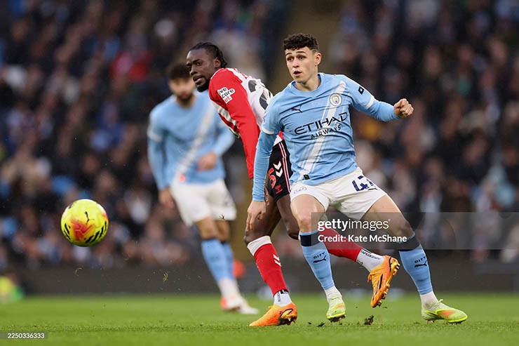 Man City (áo xanh) chiếm thế chủ động