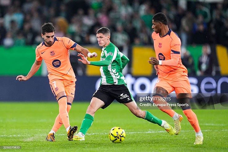 Barca (áo cam) giành chiến thắng trước Betis