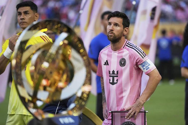 Messi từng trải qua nhiều khó khăn ở mùa giải lịch sử