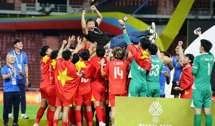 HLV Kim Sang Sik không "thoát" khỏi&nbsp;các cầu thủ và được&nbsp;tung hô. HCV SEA Games có thể xem là món quà sinh nhật muộn đầy ngọt ngào dành cho thầy Kim (bước sang tuổi 49 từ ngày 17/12)