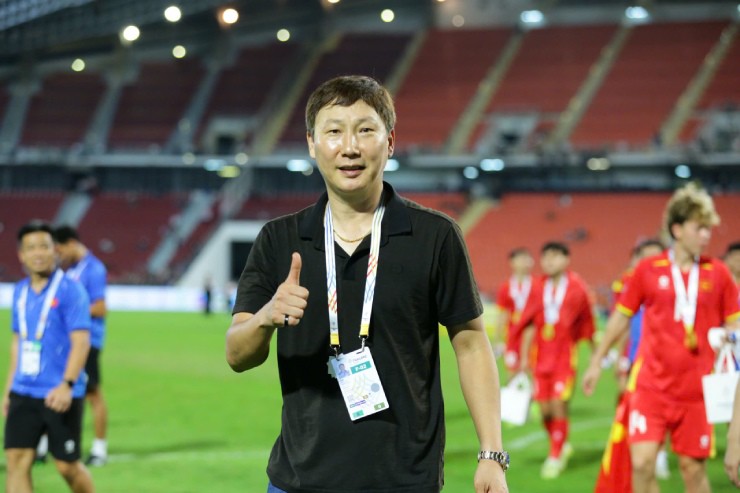 Với huy chương vàng&nbsp;SEA Games 33, HLV Kim Sang Sik trở thành nhà cầm quân đầu tiên trong lịch sử vô địch 3 giải đấu cao nhất bóng đá Đông Nam Á:&nbsp;ASEAN Cup,&nbsp;U23 Đông Nam Á và SEA Games. Tất cả đều diễn ra trong năm 2025