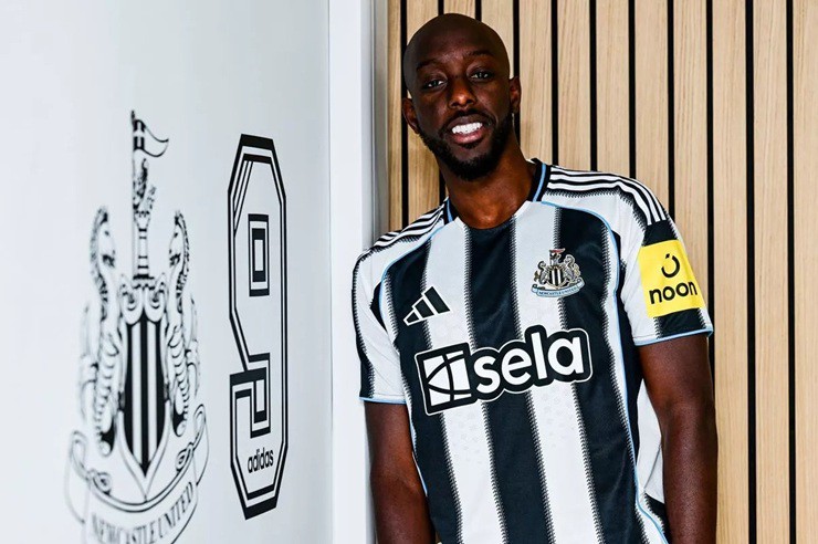 Newcastle chiêu mộ Wissa mùa hè, nhưng vẫn chưa ra sân phút nào