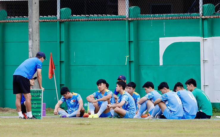 Ông Kim đưa các học trò của mình ra góc sân xa nhất để “họp kín”.&nbsp;Cuộc họp giữa HLV Kim Sang Sik và các học trò đá chính ở trận thắng trước U22 Malaysia kéo dài khoảng 15 phút.