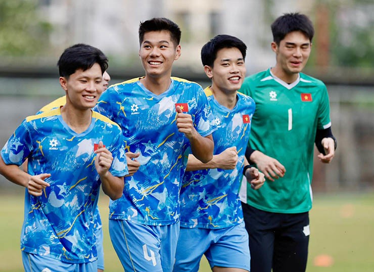 Các cầu thủ đá chính trước U22 Malaysia chỉ đi bộ thả lỏng rồi được nghỉ ngơi.