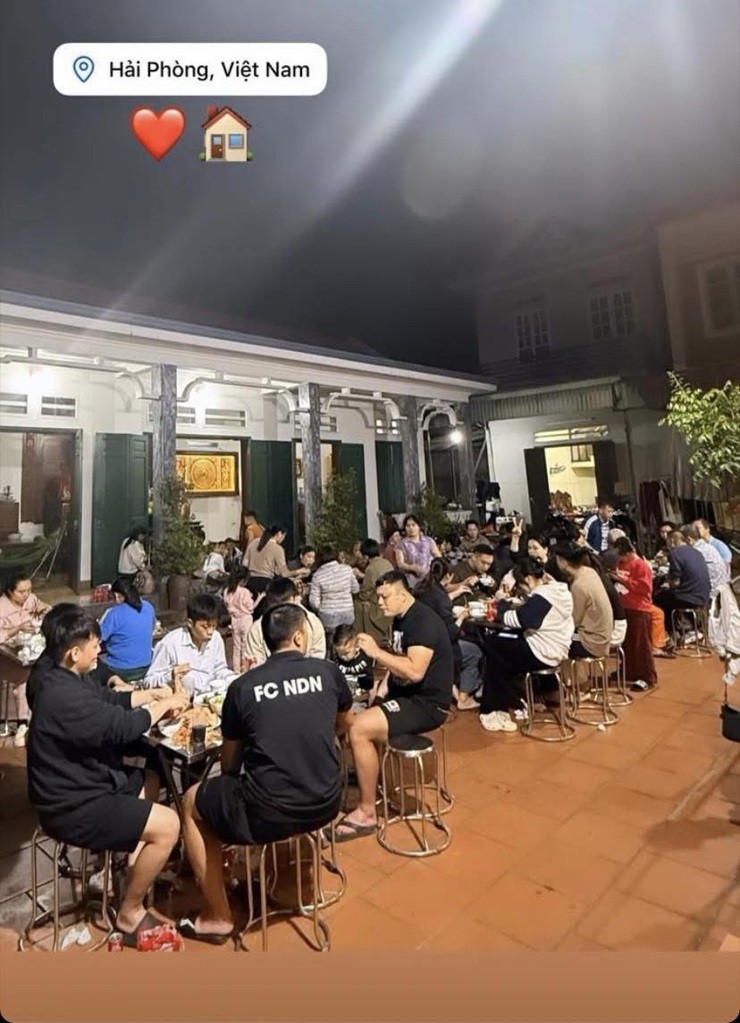 Tiền đạo Nguyễn Quốc Việt quây quần bên gia đình sau khi giành HCV SEA Games 33.