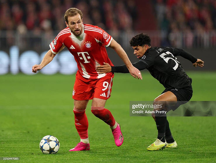Bayern Munich (áo đỏ) gặp không ít khó khăn trước Sporting