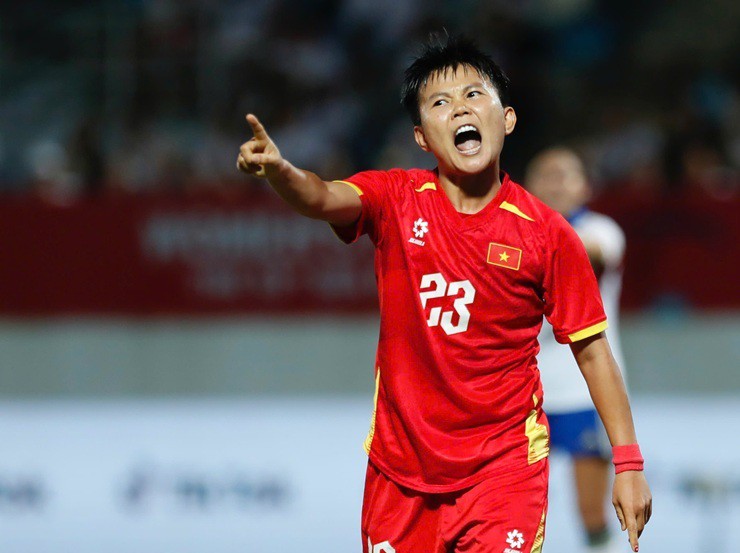Video bóng đá ĐT nữ Việt Nam - Philippines: Bích Thùy bị "cướp" bàn thắng (CK SEA Games) - 2
