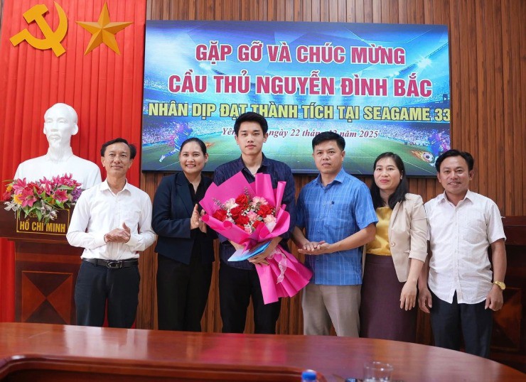 Đình Bắc được chào đón nồng nhiệt khi về thăm quê nhà Yên Trung, Nghệ An (ảnh: trang Facebook "Tin tức Hưng Nguyên")