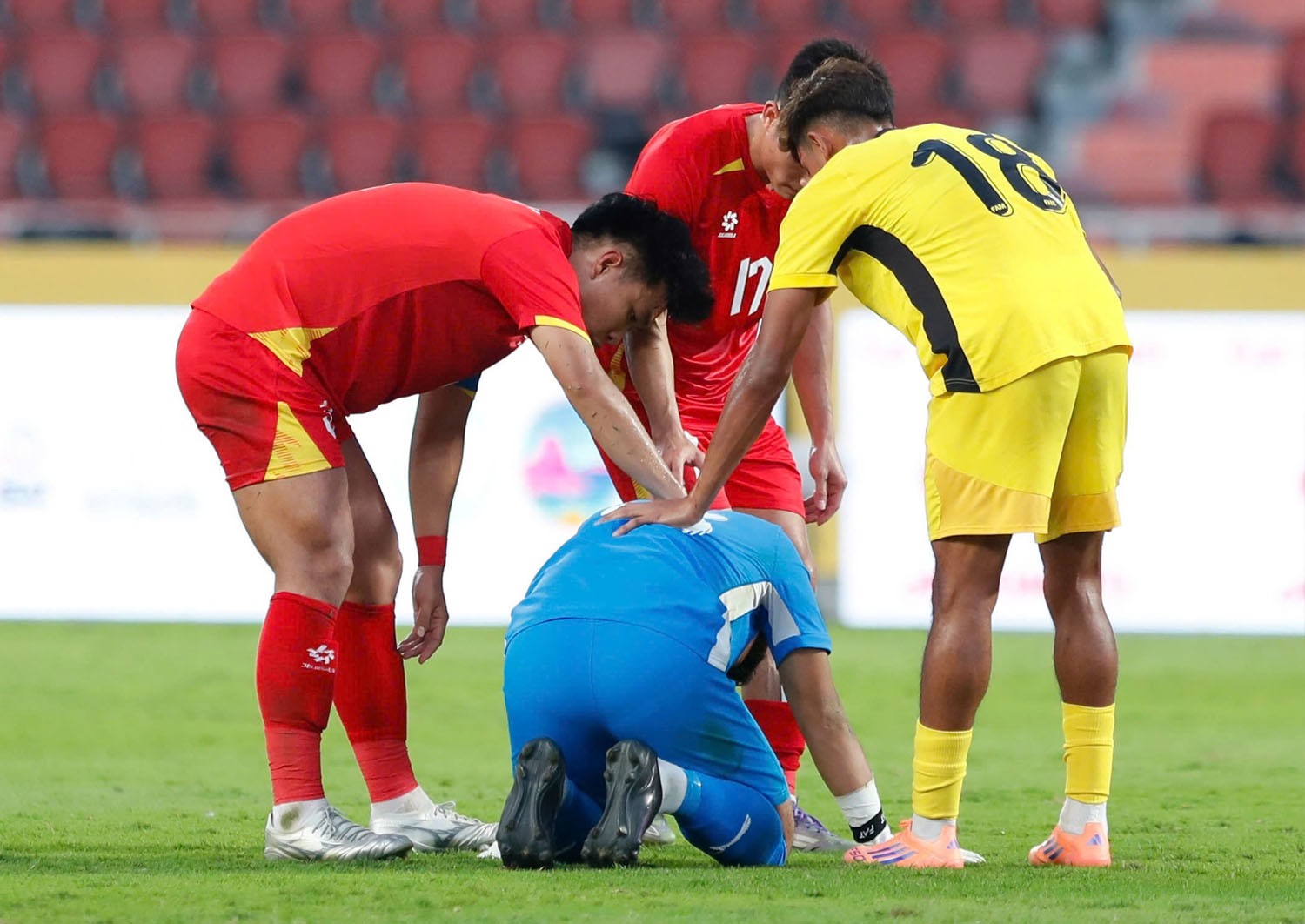 Cầu thủ U22 Malaysia buồn bã&nbsp;sau khi thua U22 Việt Nam, bởi họ đánh mất quyền tự quyết trong cuộc đua giành vé đi tiếp.&nbsp;