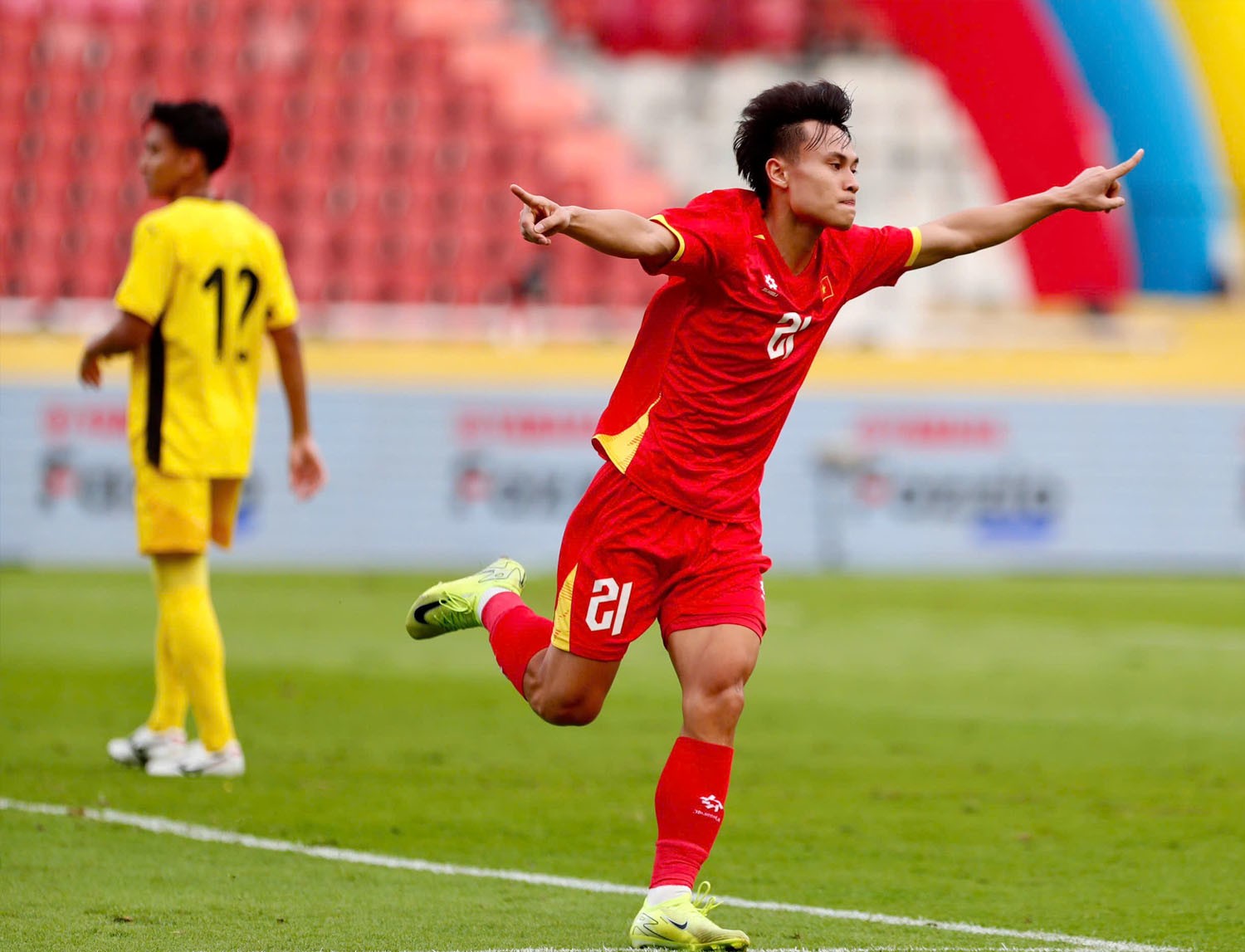 U22 Việt Nam đã thể hiện đẳng cấp vượt trội trước U22 Malaysia để ghi 2 bàn dẫn trước trong hiệp một nhờ công của Hiểu Minh và Minh Phúc.&nbsp;