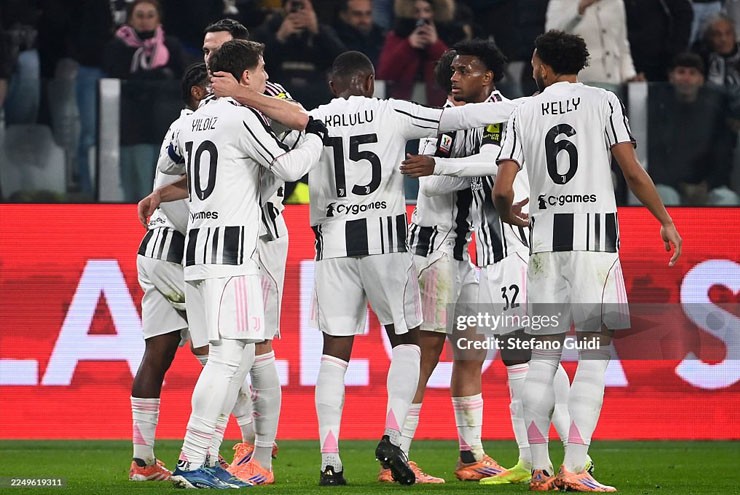 Các cầu thủ Juventus ăn mừng