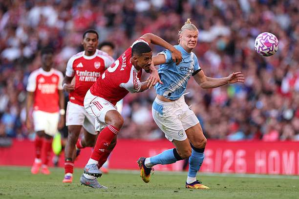 Man City tăng tốc vào giai đoạn cuối năm và Arsenal lại là đội bị rượt đuổi