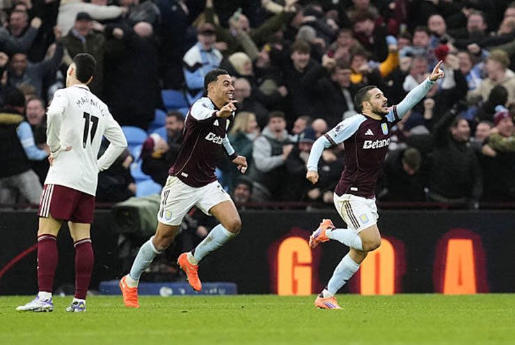 Aston Villa đánh bại Arsenal và chỉ còn kém ngôi đầu 3 điểm