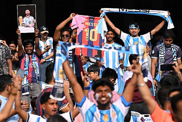 Hàng chục ngàn fan Ấn Độ chào đón Messi từ 1h30 sáng, mang biểu ngữ tôn sùng - 2