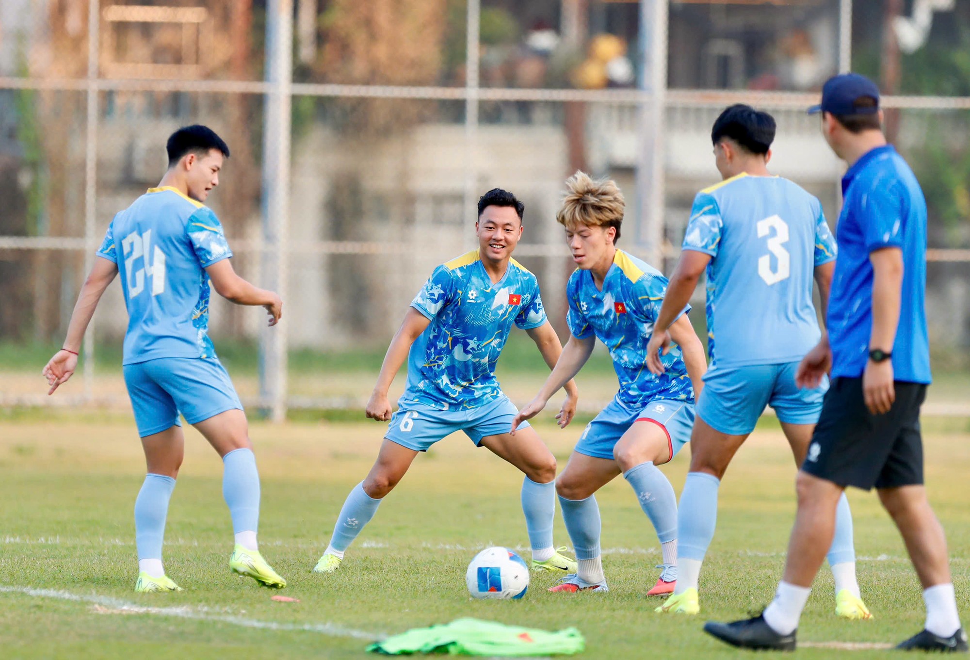 Khởi động xong, các học trò của HLV Kim Sang Sik vui vẻ chơi "bóng ma".