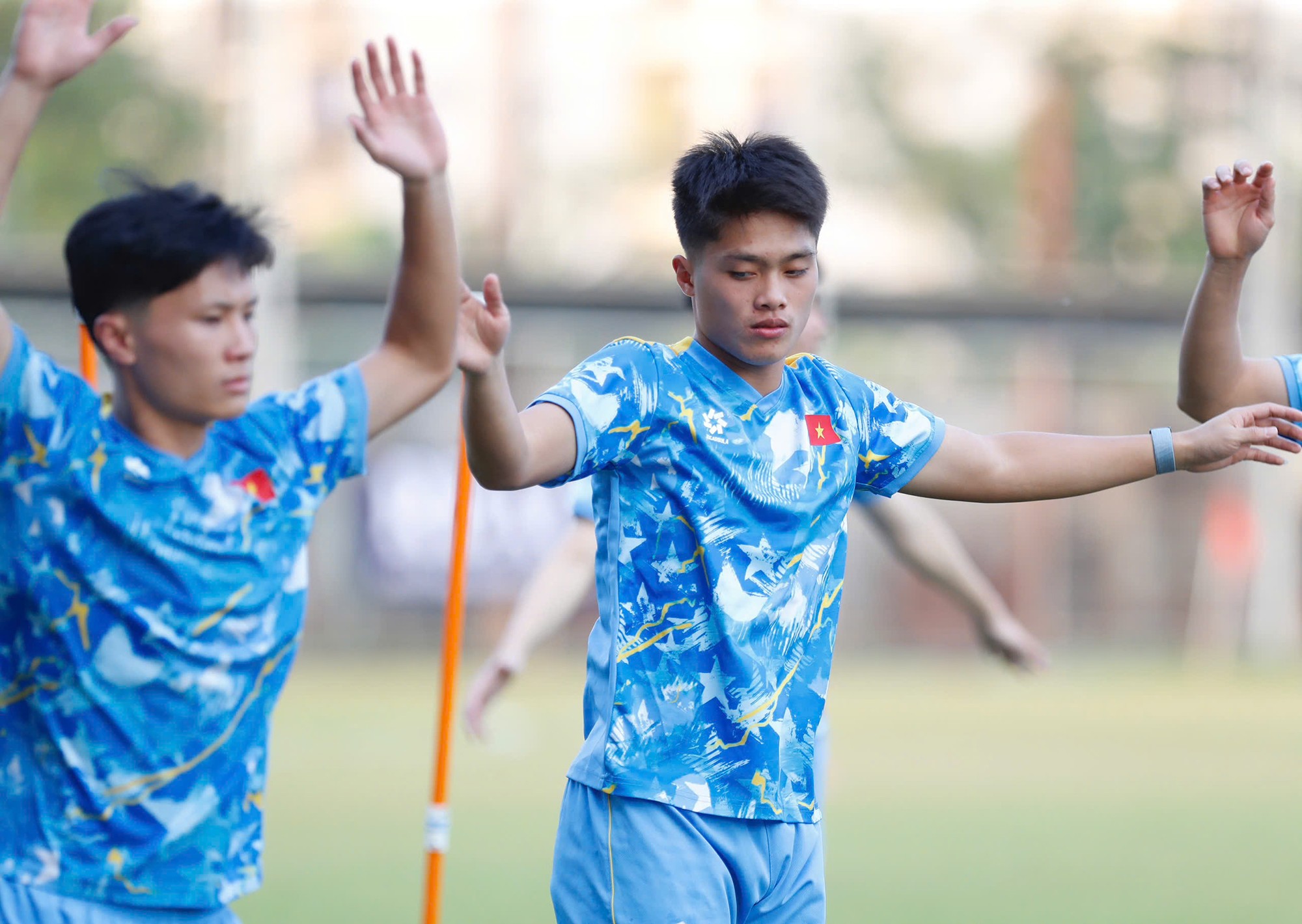 Các tuyển thủ U22 Việt Nam nhanh chóng thực hiện các bài khởi động.