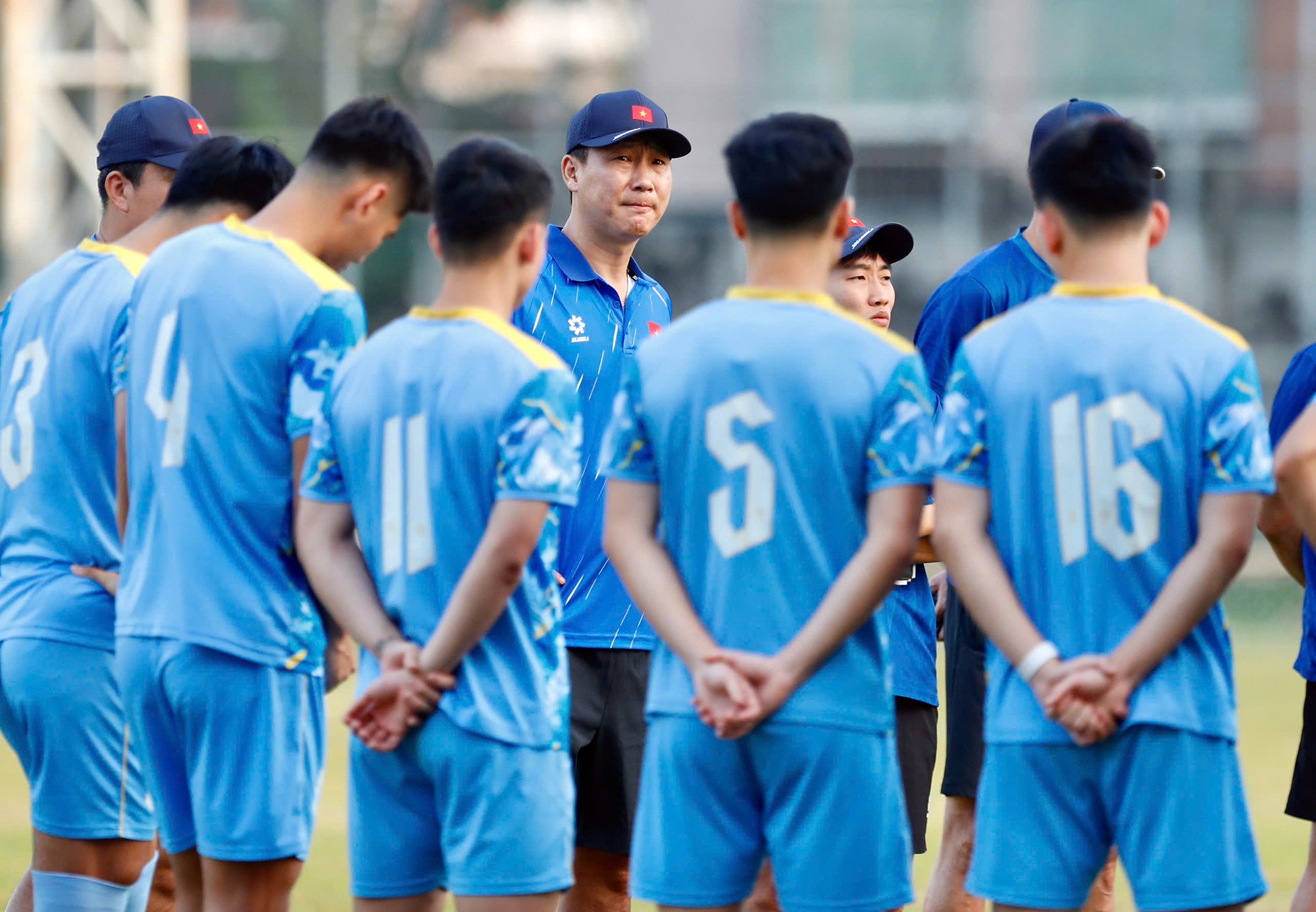 HLV Kim Sang Sik đẩy buổi tập lên sớm hơn so với ngày hôm trước khoảng 30 phút, để đề phòng tình trạng kẹt xe ở thành phố Bangkok.