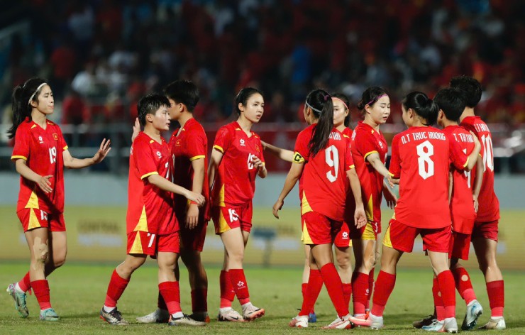 "Những cô gái vàng"động viên nhau sau 120 phút và loạt luân lưu căng thẳng