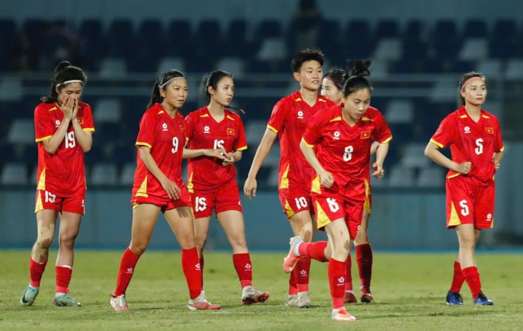 HuỳnhNhư, Thanh Nhã và các đồng đội không giấu được nỗi buồn. Như vậy,ĐT Việt Nam không thể có lần thứ 5 liên tiếp giành huy chương&nbsp;vàng SEA Games