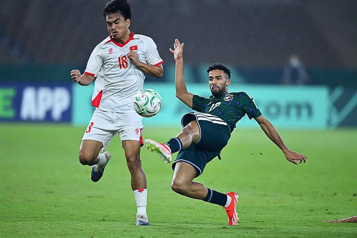 U23 Việt Nam (trái) khiến cả giải đấu ngạc nhiên về chiều sâu đội hình