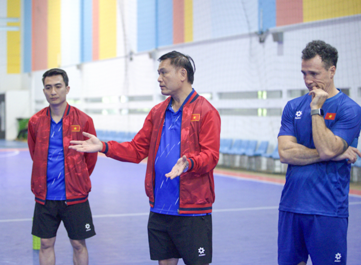 Phó chủ tịch VFF Trần Anh Tú trao đổi với BHL và các cầu thủ futsal Việt Nam