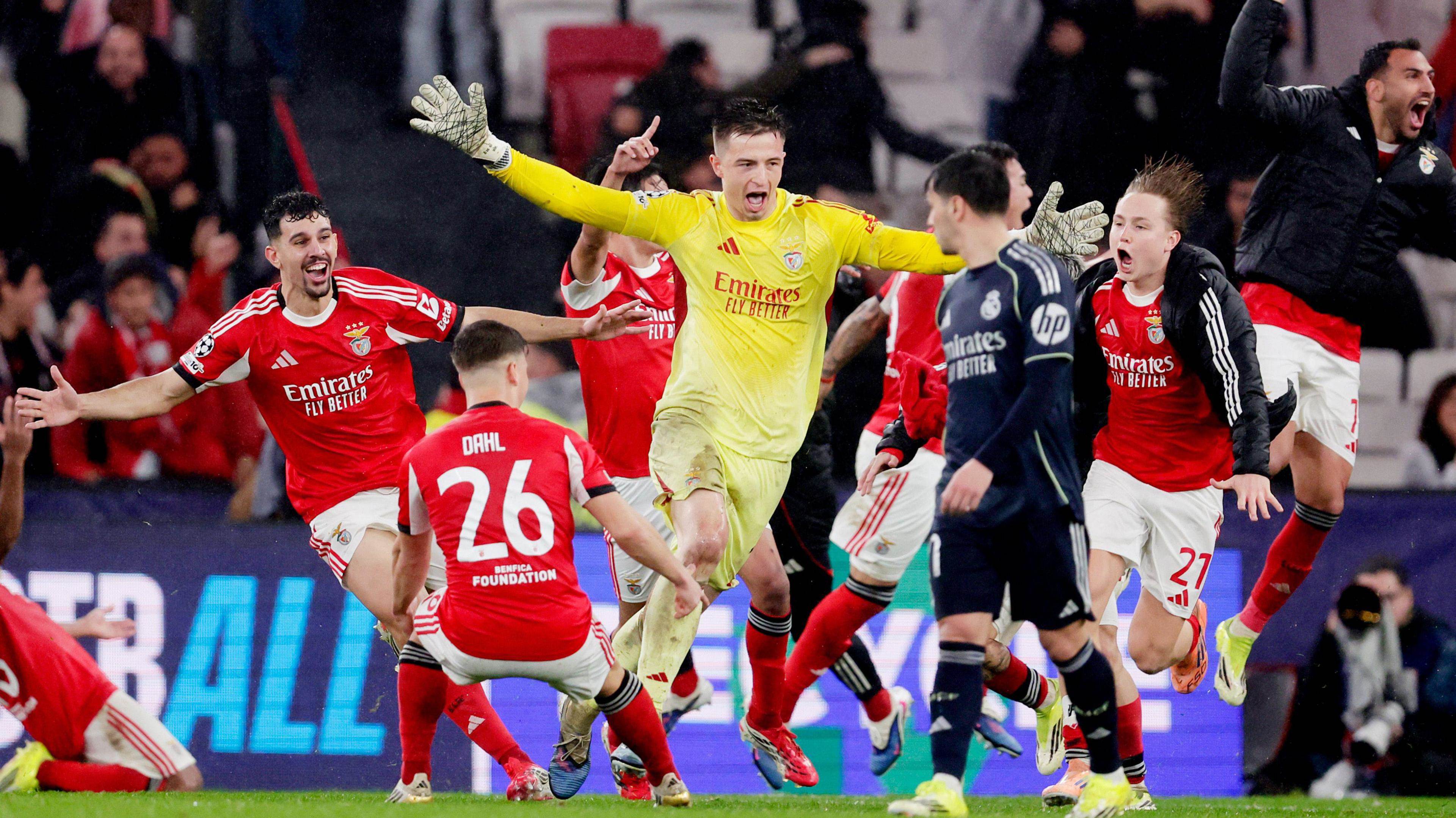 Real Madrid dẫn trước Benfica rồi thua ngược với sự non nớt của Arbeloa