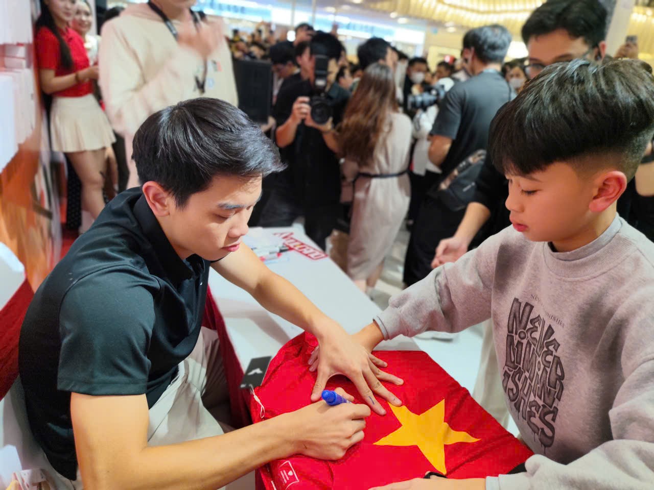 Đình Bắc kí tặng cho fan hâm mộ nhí