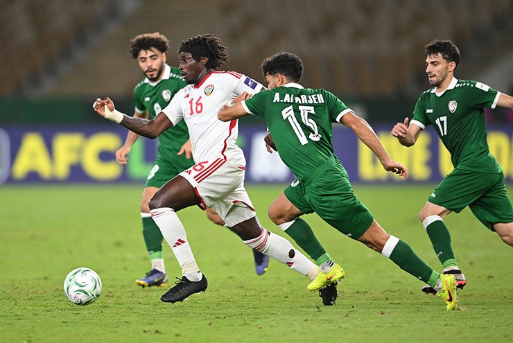 Junior Ndiaye tung hoành trong vòng vây các cầu thủ Syria