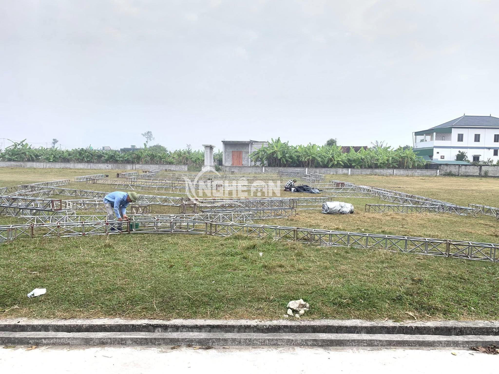 Nguyễn Đình Bắc trở về quê nhà, cùng gia đình dựng rạp mời bà con lối xóm 100 mâm cỗ