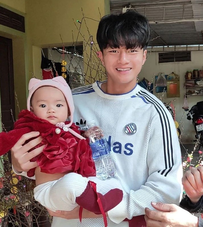 Thủ môn U23 VN Văn Bình được cả làng chào đón, mẹ bán hàng chợ quê đông nghịt khách vây quanh - 9