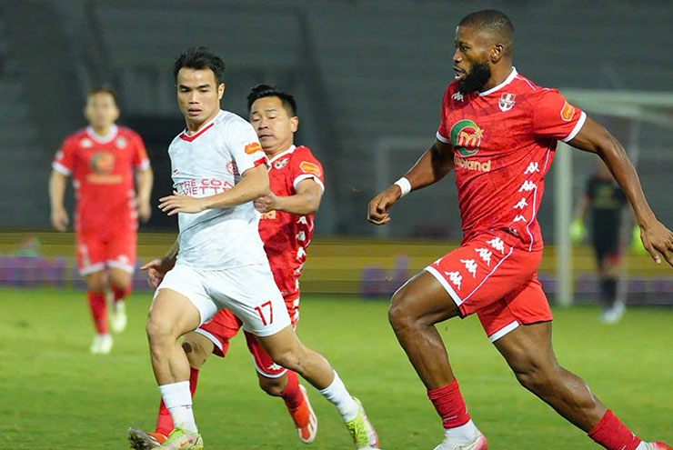 Thể Công (áo trắng) chơi lấn lướt trong suốt hiệp 1