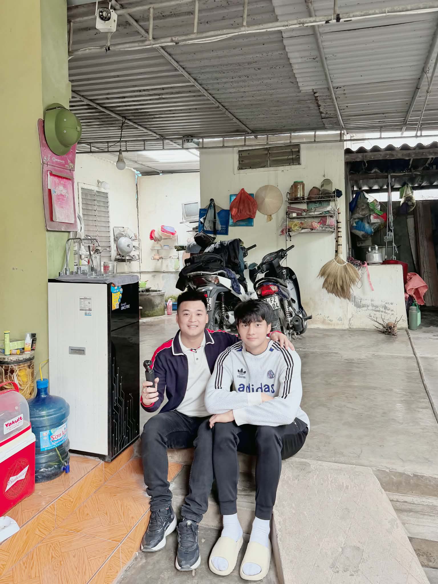 Thủ môn U23 VN Văn Bình được cả làng chào đón, mẹ bán hàng chợ quê đông nghịt khách vây quanh - 10