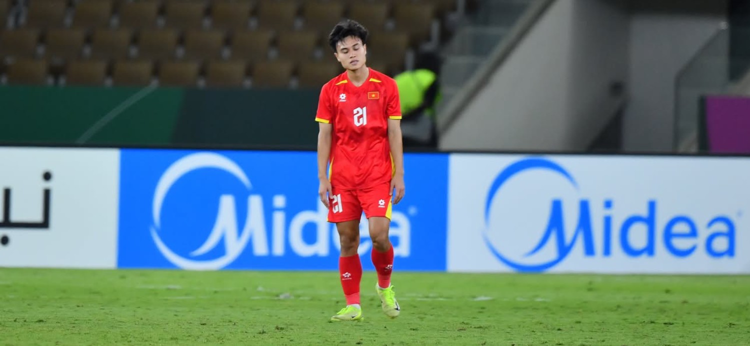 Dù rất nỗ lực, U23 Việt Nam không thể làm gì trước hàng thủ "thép" của U23 Trung Quốc. Cộng với sai lầm nơi hàng thủ, thầy trò HLV Kim Sang Sik chấp nhận thất bại 0-3 chung cuộc
