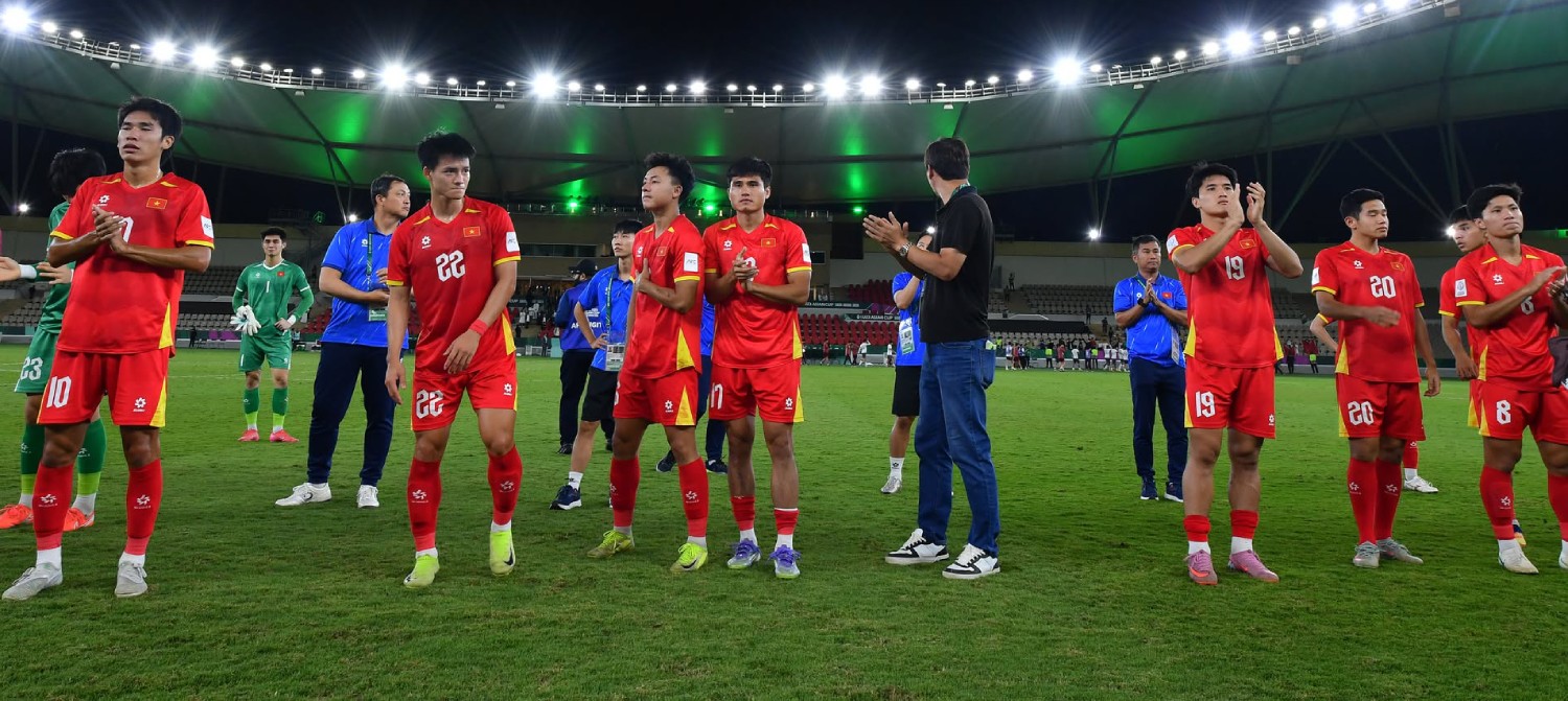 HLV Kim Sang Sik và các học trò di chuyển tới góc khán đài để cảm ơn các cổ động viên Việt Nam có mặt ở sân để trực tiếp cổ vũ