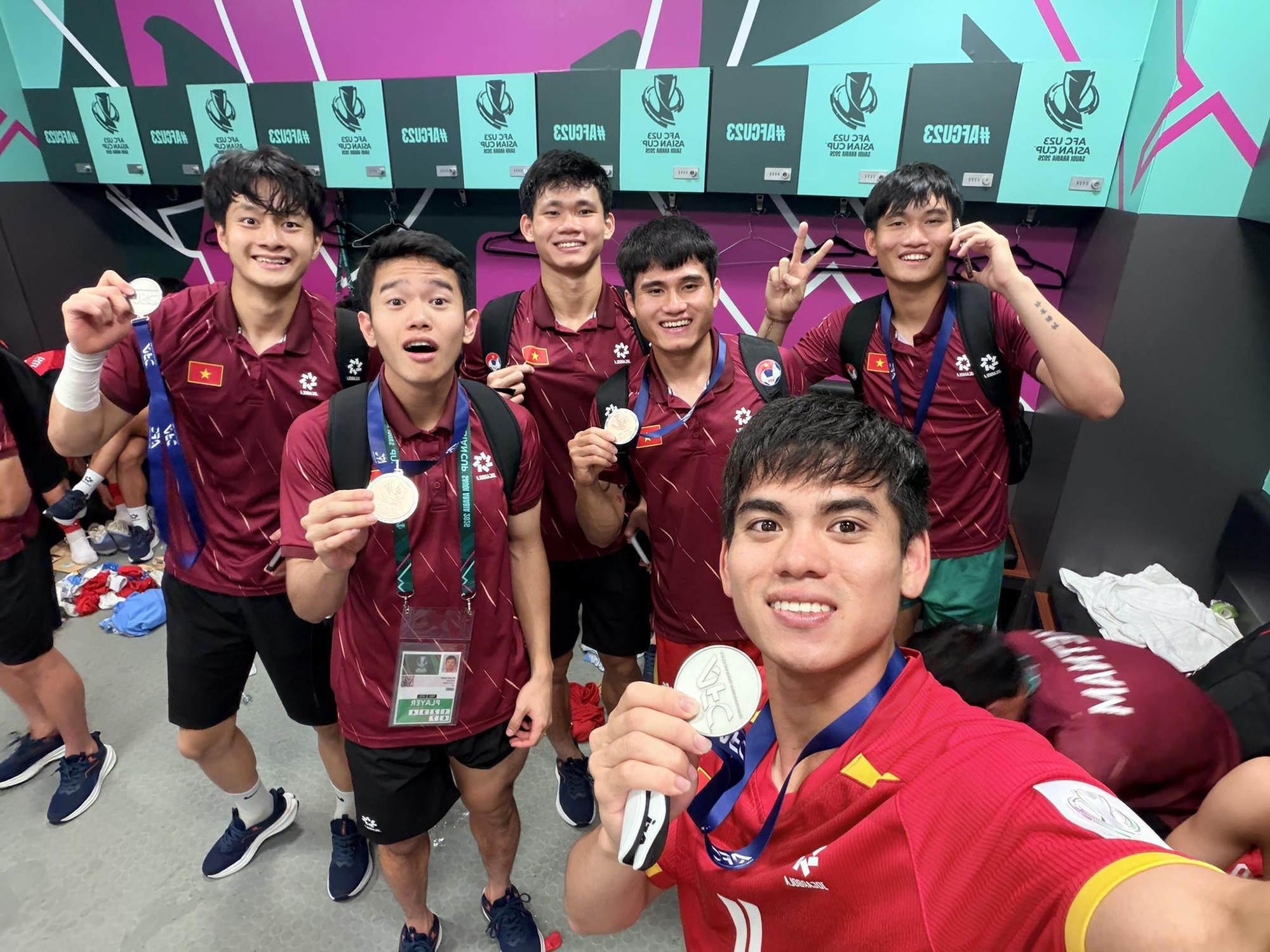 Khuất Văn Khang và đồng đội cùng nhau khoe tấm huy chương đồng quý giá ở U23 châu Á 2026, khép lại hành trình đầy tự hào của "Những chiến binh sao vàng" trên đất Saudi Arabia.
