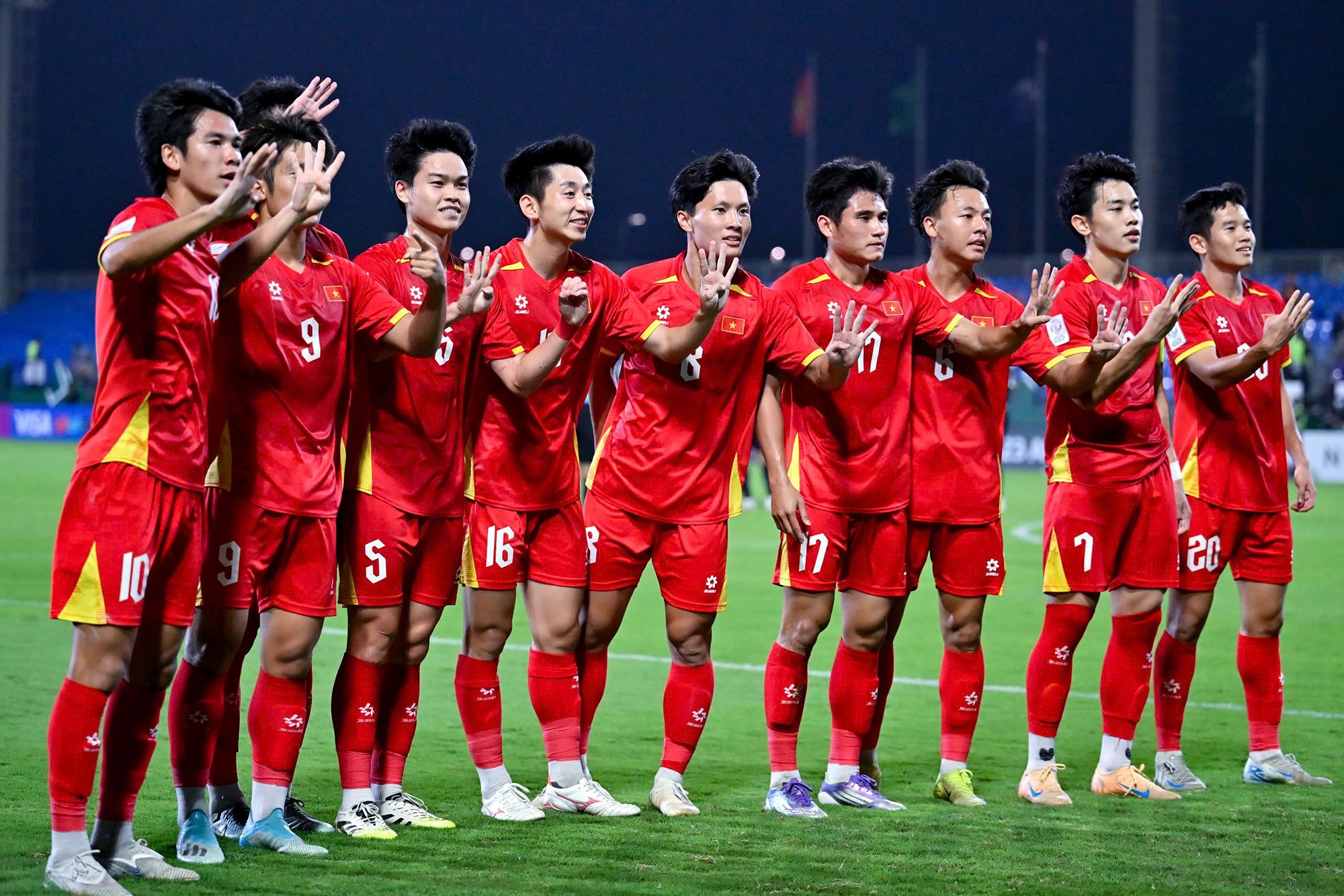 Ăn mừng bàn thắng, các cầu thủ U23 Việt Nam không quên gửi lời chúc tốt đẹp nhất đến người đồng đội Hiểu Minh dính chấn thương nặng ở trận thua U23 Trung Quốc.