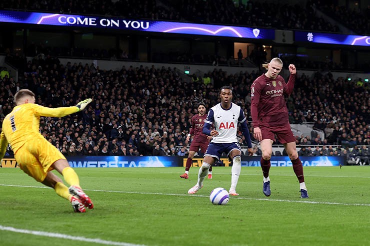 Man City (áo sẫm)&nbsp; làm khách đến sân của Tottenham